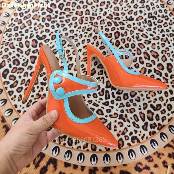 Sandales à bout pointu en cuir verni orange avec garniture bleu clair, talon aiguille slingback, esc