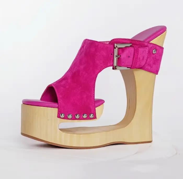 Mules à plateforme en bois en daim rose découpé, à bout ouvert, avec large bride réglable, boucle ar