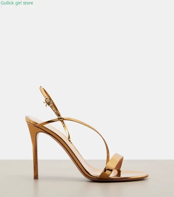 Sandales à talons aiguilles fines dorées à bout ouvert avec bride arrière en cuir verni, style défil