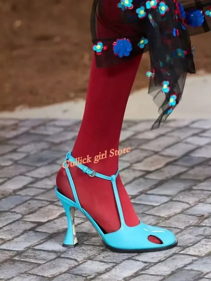 Escarpins à bride en T découpée, talon fin, boucle à la cheville, collection Runway 2026, chaussures