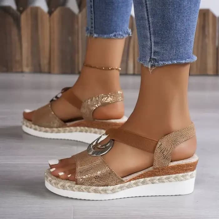 Sandales compensées à imprimé serpent pour femme, collection été 2026, avec décoration métallique, c