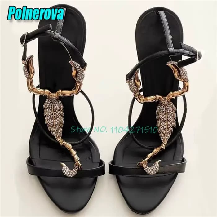 Cristal Scorpion décor t-strap sandales de luxe en cuir noir bout ouvert cheville boucle talons haut