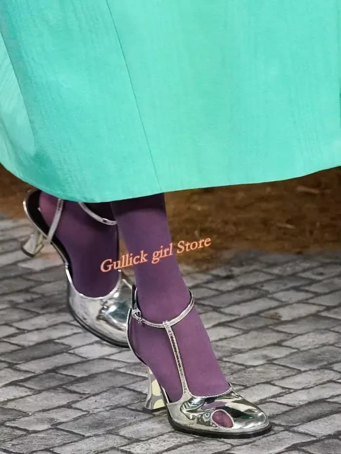 Escarpins à bride en T découpée, talon fin, boucle à la cheville, collection Runway 2026, chaussures