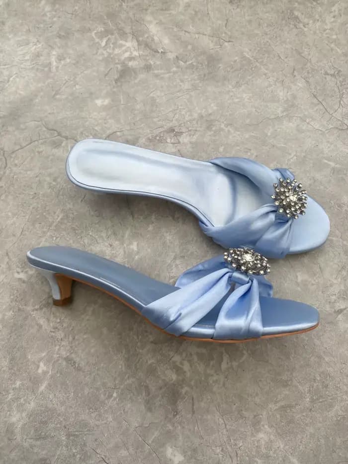Nouvelles mules d'été pour femme en satin bleu clair à talon chaton, avec nœud en strass, bout ouver