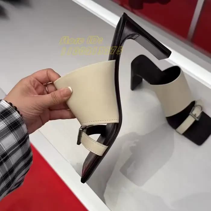 Mules à talon carré en cuir noir mat, à enfiler, avec bride à boucle, collection Runway 2026, vente 
