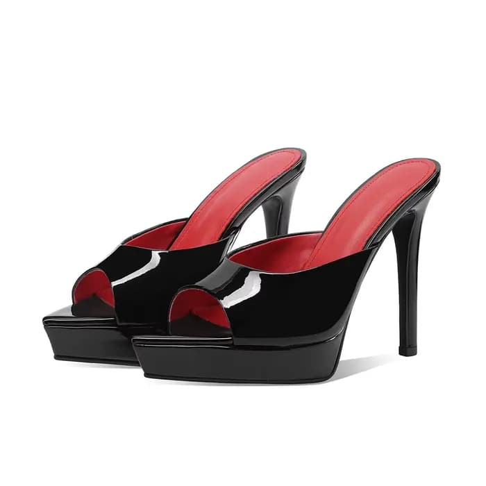 Arden Furtado Summer Cow Mules modernes en cuir verni à bout ouvert et bout pointu, à plateforme et 