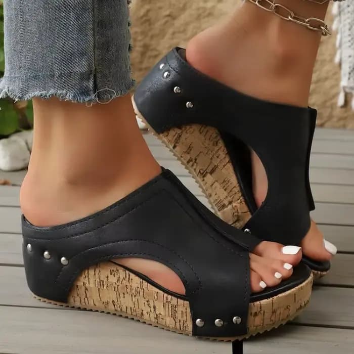 Mules compensées à plateforme pour femmes, à bout ouvert, avec empeigne texturée et détails cloutés,