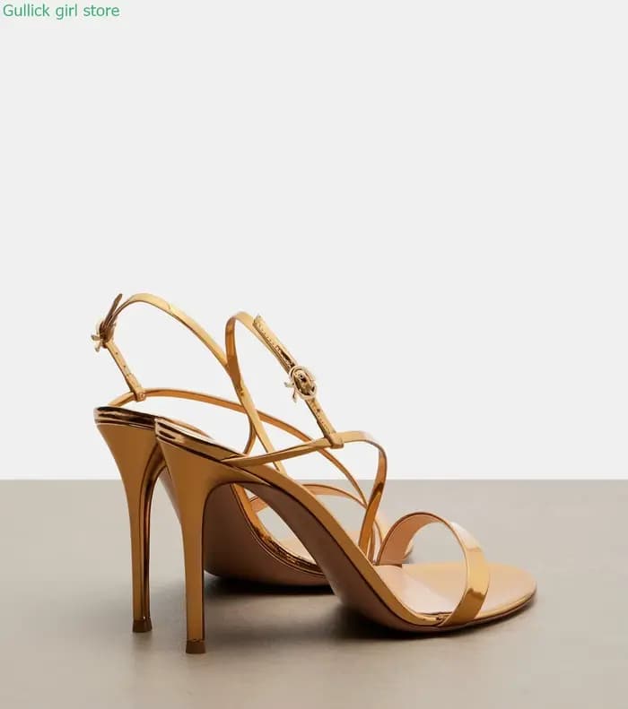 Sandales à talons aiguilles fines dorées à bout ouvert avec bride arrière en cuir verni, style défil