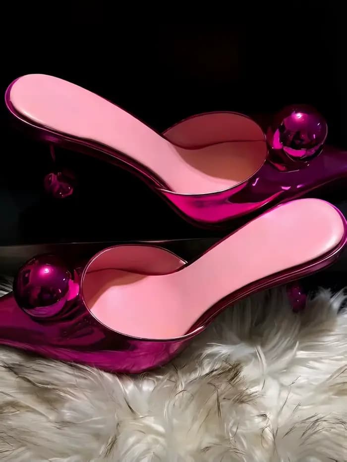 Sandales à talon ouvert fuchsia à bout pointu, avec décoration sphérique au bout et design unique à 