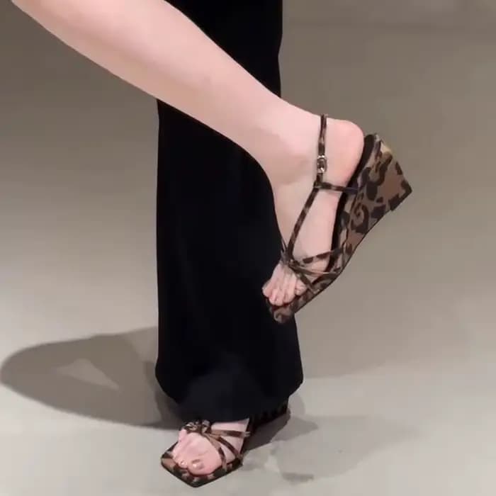 Sandales à talons compensés léopard, nouvelle collection d'été, tête carrée, ceinture fine croisée a
