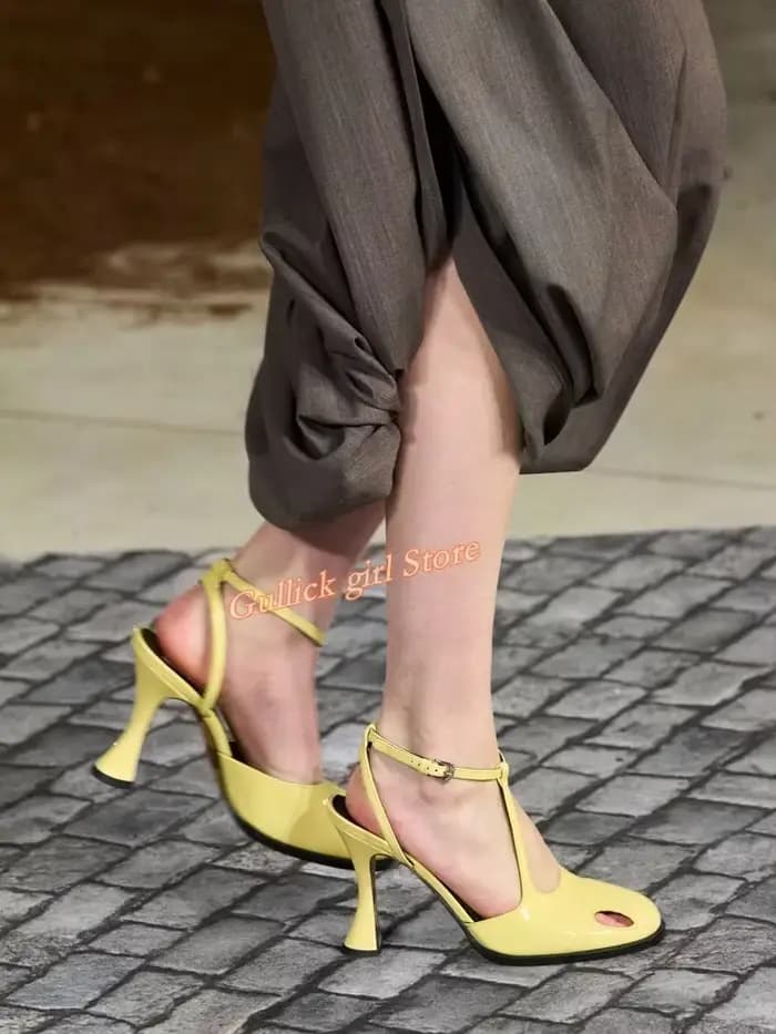 Escarpins à bride en T découpée, talon fin, boucle à la cheville, collection Runway 2026, chaussures