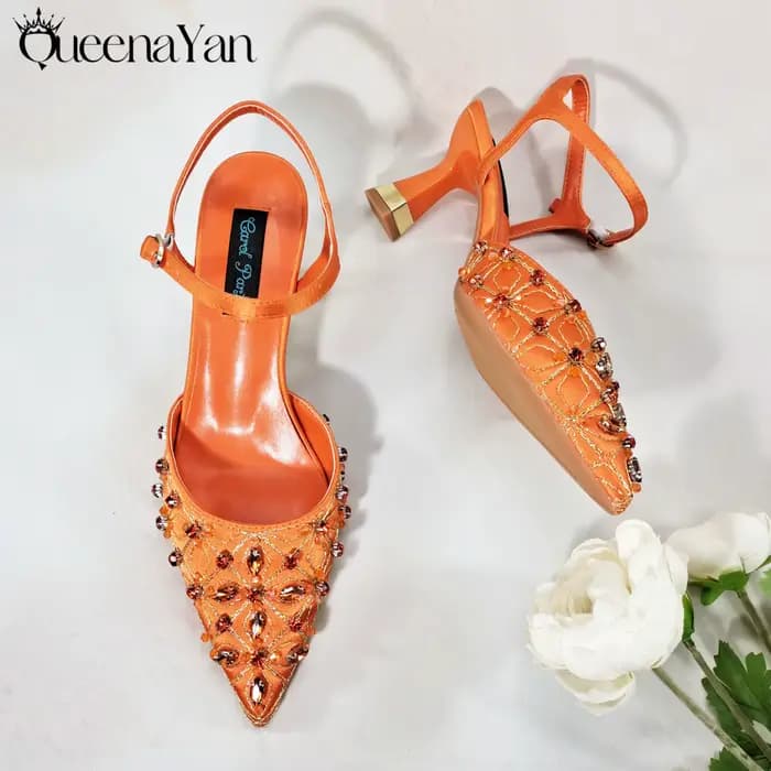 Queena Yan Le meilleur cadeau : Chaussures à bout pointu avec perles brodées au design doux Sandales