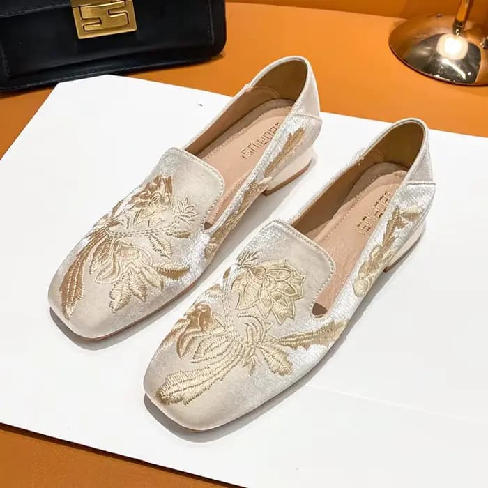 Nouveau designer broder pompes femmes talon bas soie sans lacet mocassins bout carré floral talon ép