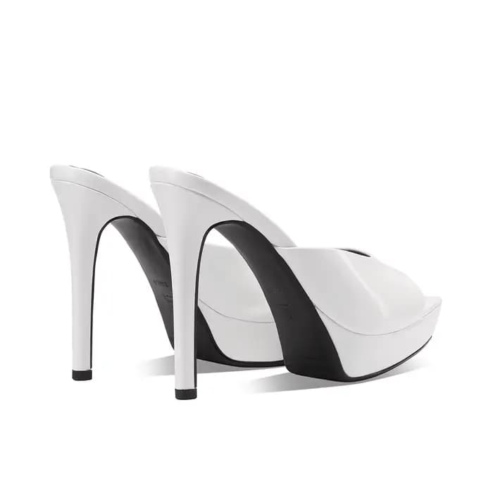 Arden Furtado Summer Cow Mules modernes en cuir verni à bout ouvert et bout pointu, à plateforme et 