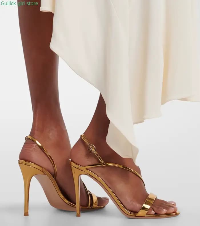 Sandales à talons aiguilles fines dorées à bout ouvert avec bride arrière en cuir verni, style défil