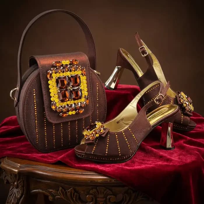Nouvel ensemble 2026 de sandales à talons hauts marron ornées de strass et de sac pour femme – Éléga