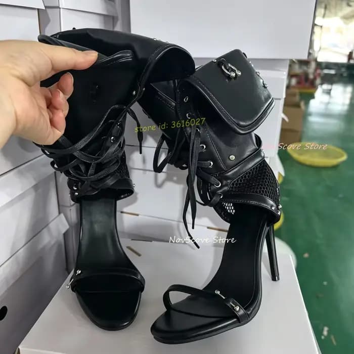 Sandales mi-mollet noires à clous, avec empeigne fine, bout ouvert, lacets à la cheville, en maille,