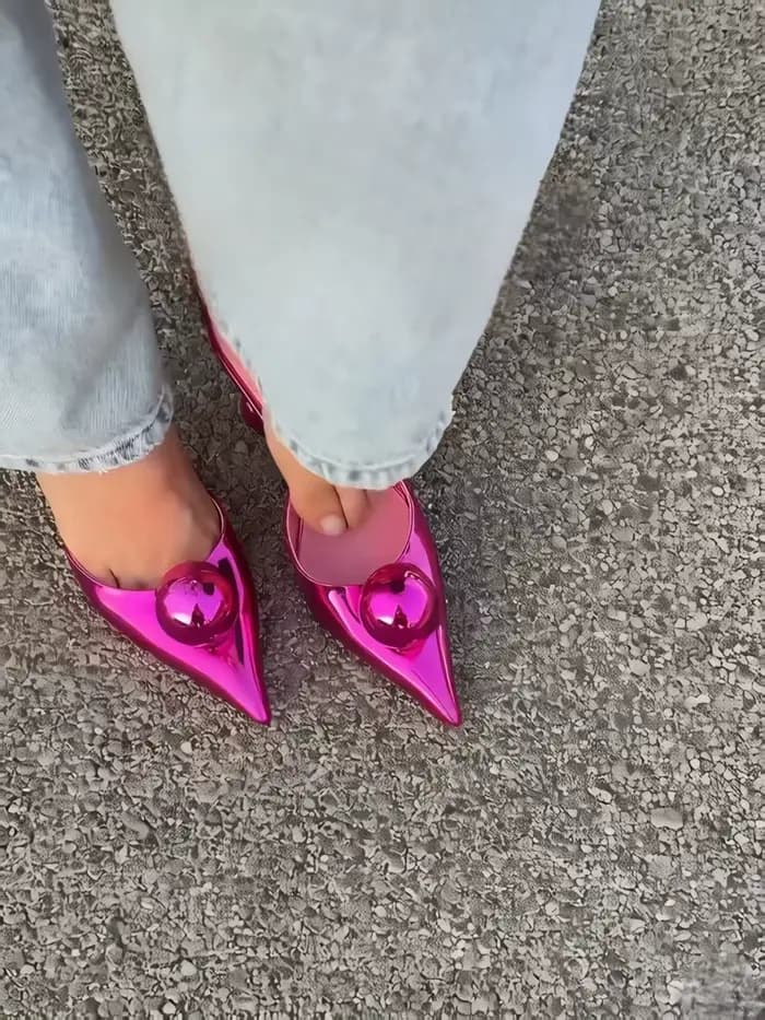 Sandales à talon ouvert fuchsia à bout pointu, avec décoration sphérique au bout et design unique à 