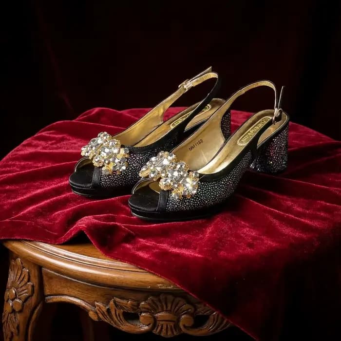 Ensemble de chaussures à talons hauts élégantes noires INS 2026 pour femmes et sac orné de strass - 