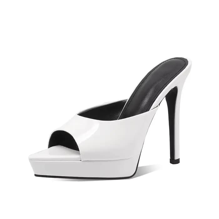Arden Furtado Summer Cow Mules modernes en cuir verni à bout ouvert et bout pointu, à plateforme et 