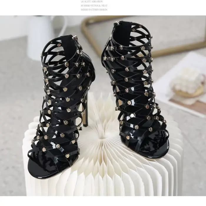 Sandales à talons hauts et rivets ajourés, nouvelle mode d'été 2025