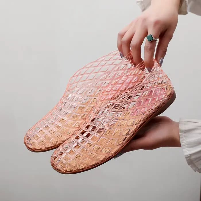 Nouvelles sandales plates en PVC souple et respirant pour femme, modèle 2026, à découpes, bout fermé