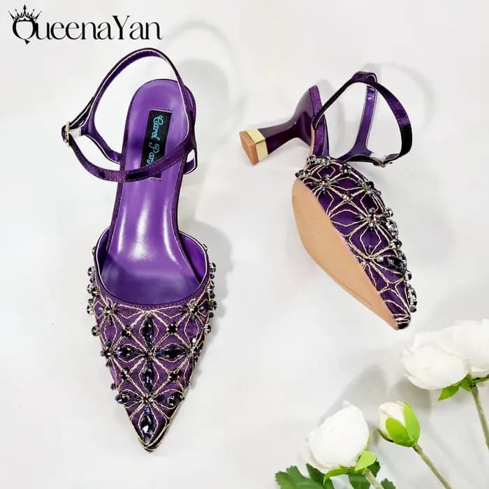 Queena Yan Le meilleur cadeau : Chaussures à bout pointu avec perles brodées au design doux Sandales