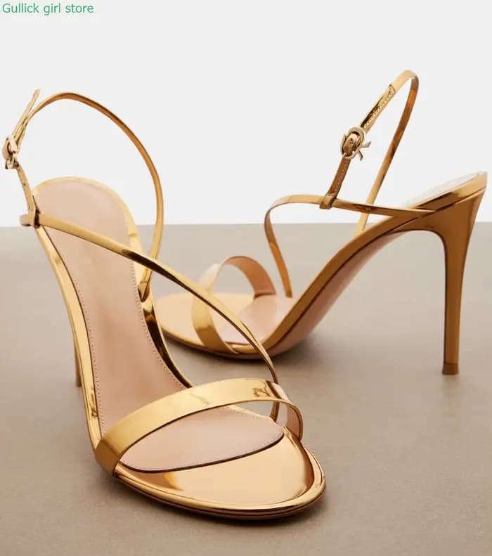 Sandales à talons aiguilles fines dorées à bout ouvert avec bride arrière en cuir verni, style défil