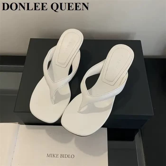 Marque de mode talon compensé pantoufle diapositives femmes pince orteil tongs bande étroite sandale