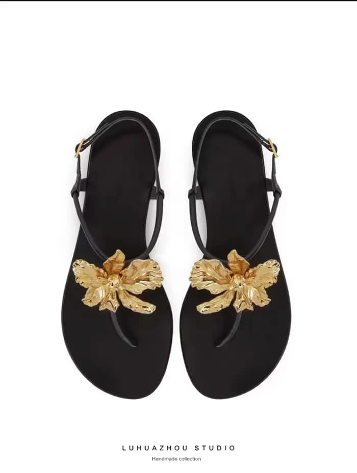 Nouvelles sandales plates pour femmes à bride en T, élégantes, souples, à talon bas, avec fleur méta