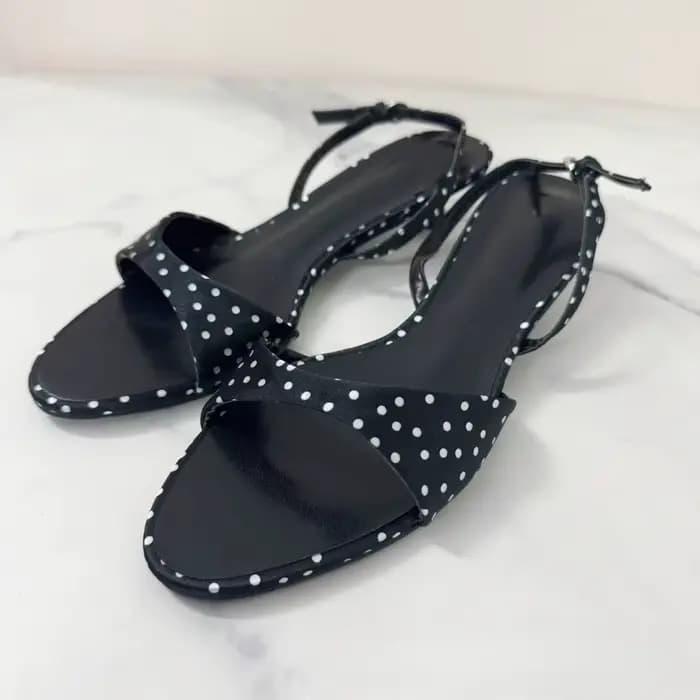 Talons chaton été 2026 femmes sandales modernes à pois Satin bout ouvert concis élégant marque Desin