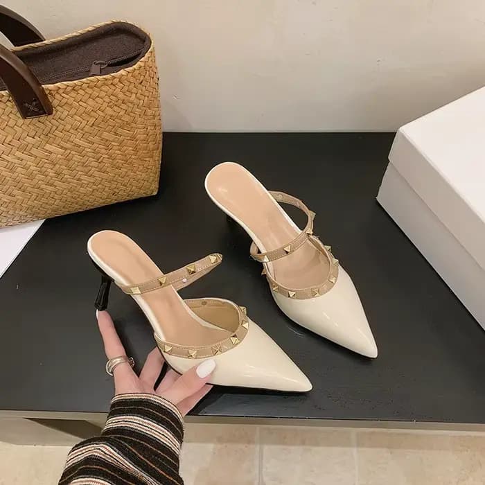 Mules à talons aiguilles pour femmes en cuir verni français, à bout pointu et cloutées de rivets
