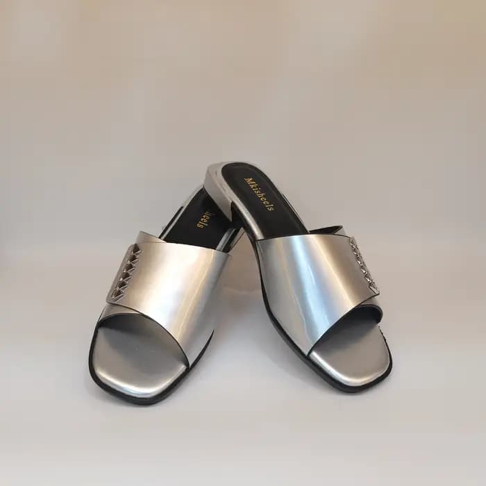 Sandales à talons bas et bout ouvert pour femmes, diapositives à enfiler en cuir PU avec détails en 