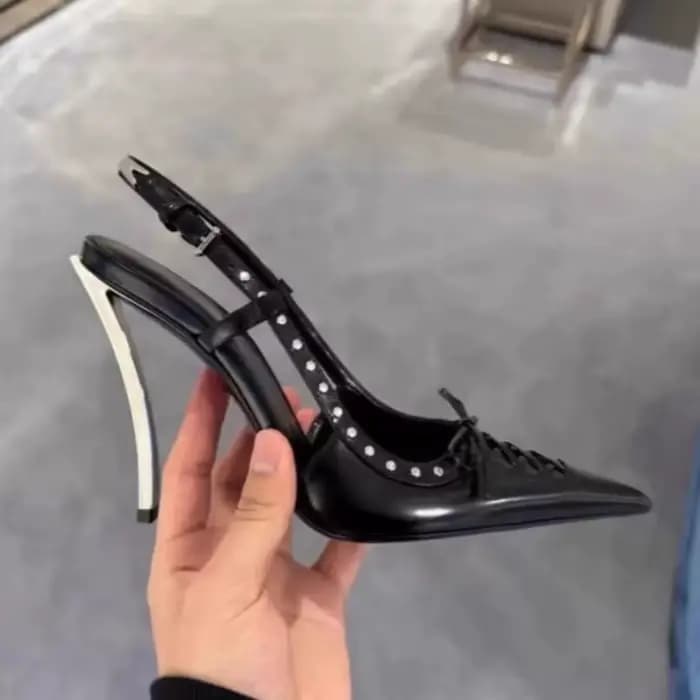 Sandales à talons aiguilles cloutés, bout pointu, bouche peu profonde, lanières sur le devant, une b