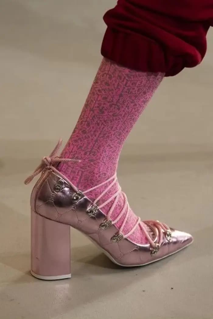 Escarpins métalliques à bout pointu avec lanières croisées, talon bloc épais, empeigne brillante, design tendance pour femme