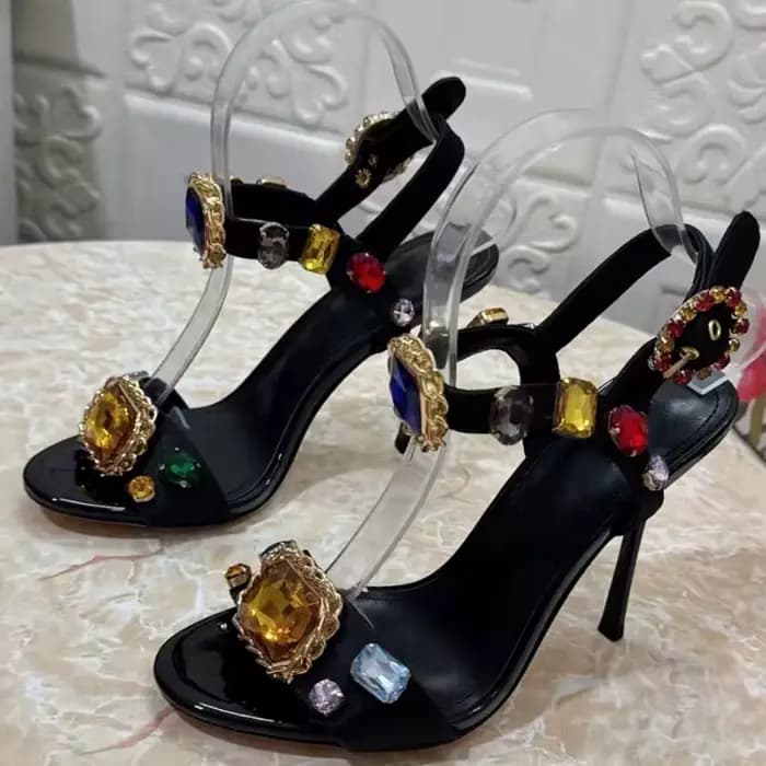Sandales marron à bout ouvert et talon aiguille ornées de pierres précieuses pour femme