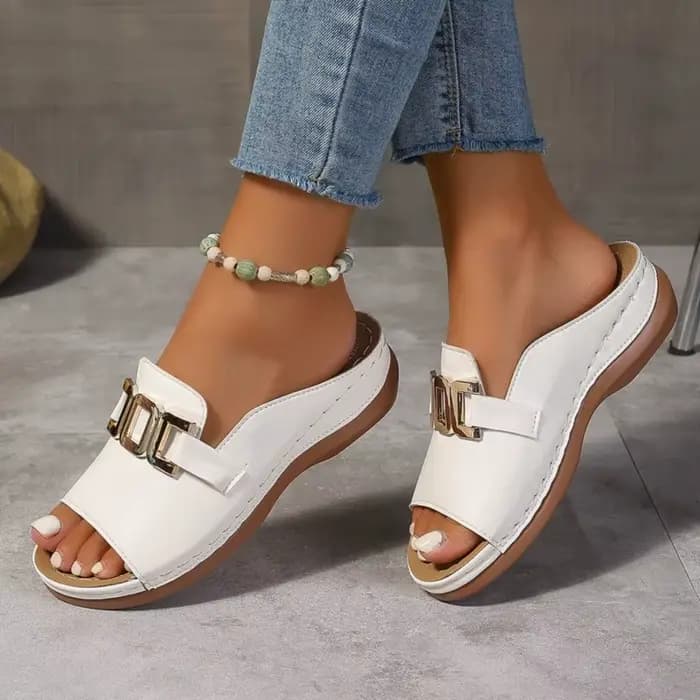 Sandales plates élégantes pour femmes avec des accents de chaîne dorée | Talon compensé antidérapant et design