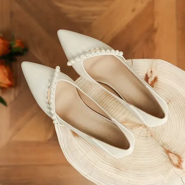 Avec des chaussures à talons moyens pour femmes 2025 chaussure de mariée de mariage blanc dames
