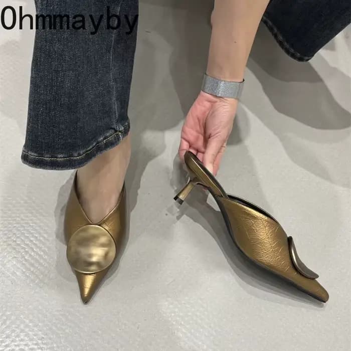 Mules pour femmes avec décoration métallique