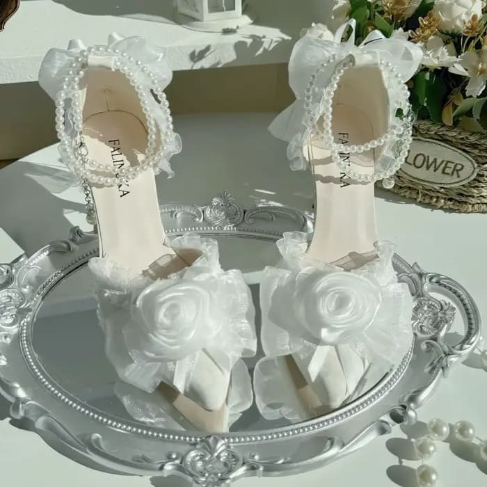 Chaussures de mariée blanches à talons hauts
