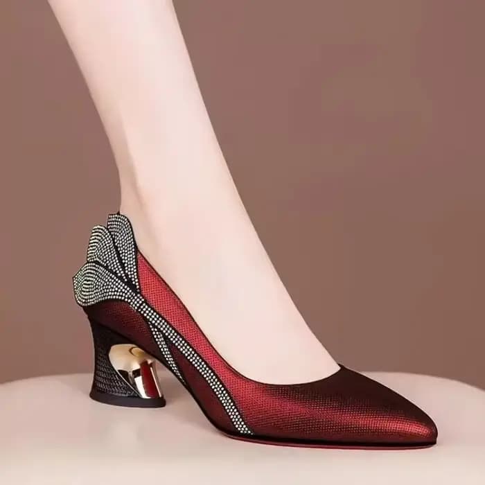 Escarpins à talon carré ornés de strass