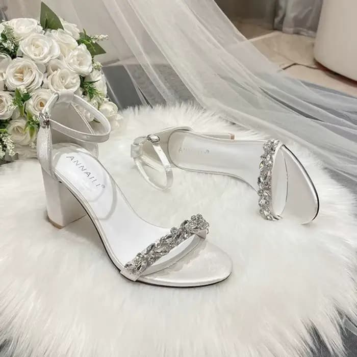 Nouvelles Sandales Blanches à Talons Hauts 2026 avec Strass et Talon Carré – Chaussures de Mariage et de Demoiselle d'Honneur