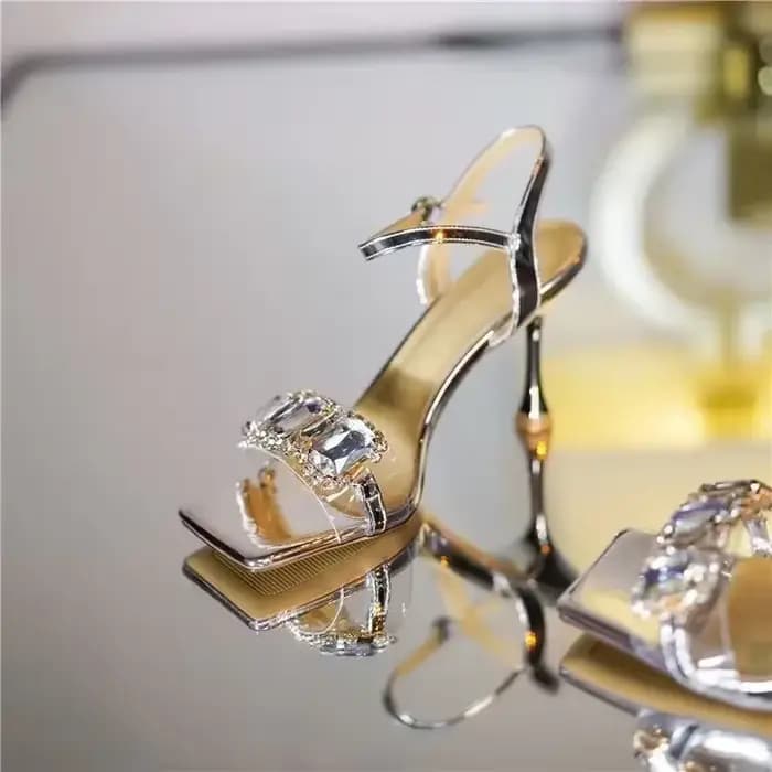 Sandales dorées à talon fin avec diamants pour femmes