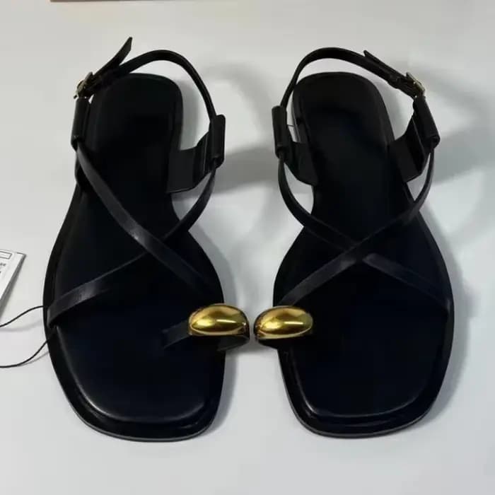 Marque Design femmes sandales plates Clip orteil loisirs extérieur chaussures de plage pour dame mode métal décoration 2025 chaussures d'été