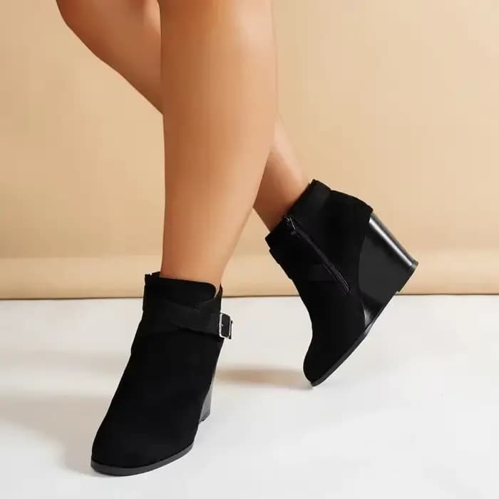 Bottines modernes à talons compensés noirs en daim avec fermeture éclair latérale pour femme, chaussures d'hiver à boucle, grande taille, talons hauts