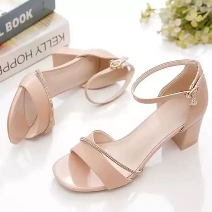 Sandales modernes beige à talon bloc