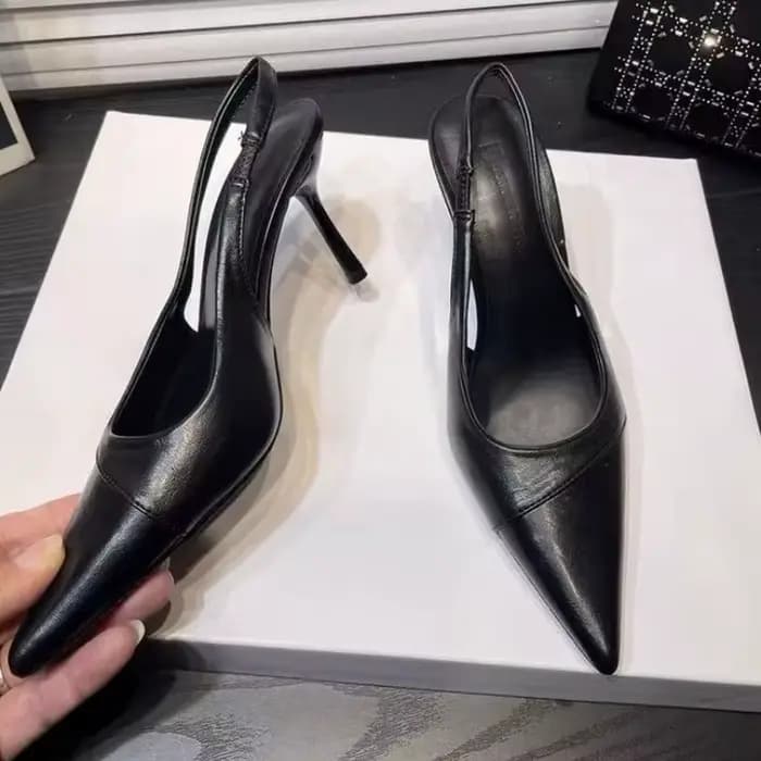 Sandales tendance de haute qualité. Chaussures à bout pointu et talon bas pour femmes