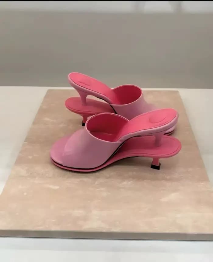 Sandales d'été décontractées à talons bas et bout ouvert en cuir pour femme, design de talon unique, style tapis rouge, à porter avec des robes ou des jeans