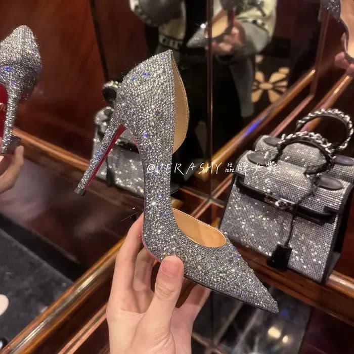 Chaussures à semelle rouge talons hauts