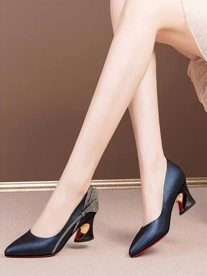 Escarpins à talon carré ornés de strass
